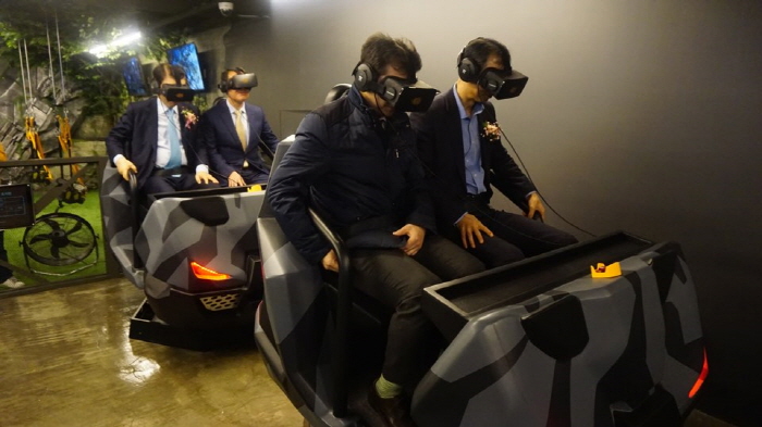 사진2. ‘VR스퀘어’ 홍대 개관식 현장 : 지난 20일 VR테마파크 'VR스퀘어'의 오픈식에 참여한 관계자들이 롤러코스터 VR콘텐츠를 체험하고 있다