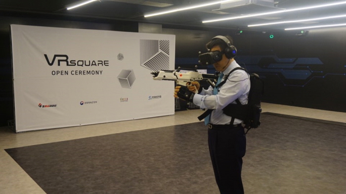 사진3. ‘VR스퀘어’ 홍대 개관식 현장 : 지난 20일 VR테마파크 'VR스퀘어'의 오픈식에서 참가자가 워킹 어트랙션 VR콘텐츠를 체험하고 있다