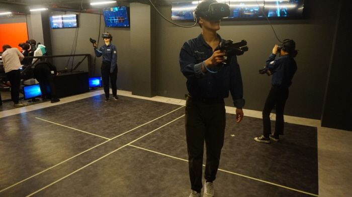 사진4. ‘VR스퀘어’ 홍대 개관식 현장 : 지난 20일 VR테마파크 'VR스퀘어'의 오픈식에서 관계자들이 플라이슈팅 VR(퓨처라이드)를 시연하고 있다