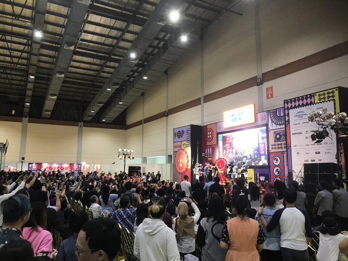 사진 3_6일 팝콘아시아 메인 무대에서 펼쳐치는 공연에 열광하는 현지 참관객들