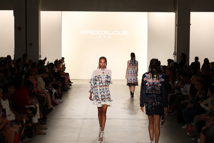 사진 2_'컨셉코리아(Concept Korea) S/S 2018'에서 국내 디자이너 브랜드 '그리디어스'의 패션쇼가 펼쳐지고 있다. 사진 2_'컨셉코리아(Concept Korea) S/S 2018'에서 국내 디자이너 브랜드 '그리디어스'의 패션쇼가 펼쳐지고 있다.