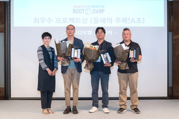 사진 3_(왼쪽부터) 이현주 한국콘텐츠진흥원 콘텐츠진흥2본부장, 이태조 (주)캠프파이어애니웍스 PD, 송정민 (주)스튜디오엠 대표, 조규석 (유)픽셔너리아트팩토리 감독 사진 3_(왼쪽부터) 이현주 한국콘텐츠진흥원 콘텐츠진흥2본부장, 이태조 (주)캠프파이어애니웍스 PD, 송정민 (주)스튜디오엠 대표, 조규석 (유)픽셔너리아트팩토리 감독