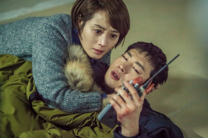 사진 1_지난 2016년 종영한 tvN 인기 드라마 <시그널>의 스틸컷. (왼쪽부터) 차수현 역의 배우 김혜수, 박해영 역의 배우 이제훈 사진 1_지난 2016년 종영한 tvN 인기 드라마 <시그널>의 스틸컷. (왼쪽부터) 차수현 역의 배우 김혜수, 박해영 역의 배우 이제훈