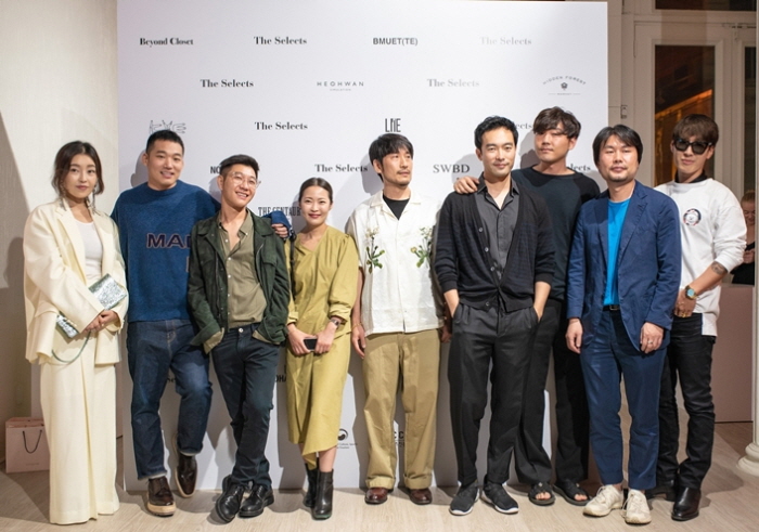 사진 1. 지난 8일 뉴욕 현지 맨하튼 소호(62 Green Street) 지역에 문을 연 창의브랜드 융복합 쇼케이스 공간 ‘더셀렉츠(The Selects)’의 국내 입점 브랜드 디자이너들이 포즈를 취하고 있다.