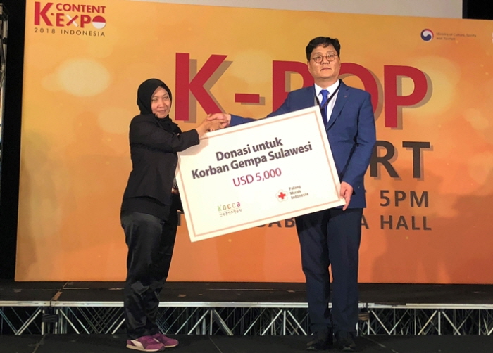 사진 1. 지난 6일 인도네시아 자카르타 꼬따 까사블랑카 몰(Kota Kasablanka Mall)에서 열린 ‘2018 인도네시아 K-콘텐츠 엑스포’ 행사장에서 한국콘텐츠진흥원 김영준 원장(사진 우측)이 인도네시아 적십자에 구호 성금 5,000달러를 전달하고 있다.