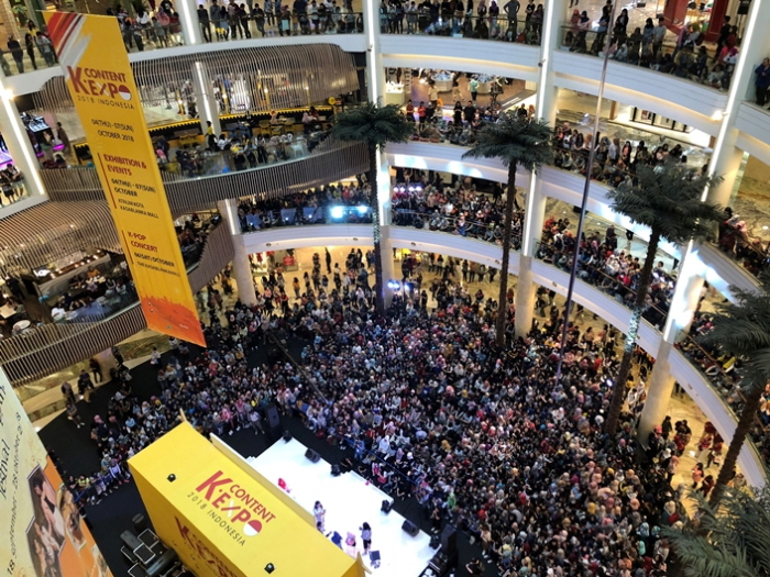 사진 2. 지난 6일 인도네시아 자카르타 꼬따 까사블랑카 몰(Kota Kasablanka Mall)에서 열린 ‘2018 인도네시아 K-콘텐츠 엑스포’ 행사장을 현지 관람객들이 가득 메웠다.