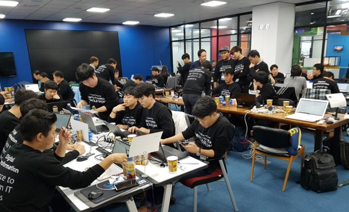사진 2. 지난 5일과 6일, 제 2판교 테크노밸리 기업지원허브 콘텐츠멀티유즈랩에서 열린 '핀테크 해커톤'에 참가한 교육생들이 회의를 하고 있다.