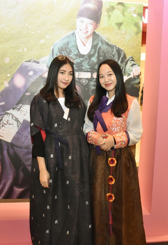 사진 3. 지난 4일부터 7일까지 인도네시아 쉐라톤 그랜드 자카르타 간다리아 시티 호텔과 꼬따 까사블랑카 몰(Kota Kasablanka Mall)에서 진행된 ‘2018 인도네시아 K-콘텐츠 엑스포’에 현지 관람객들이 한복 체험을 하고 있다.