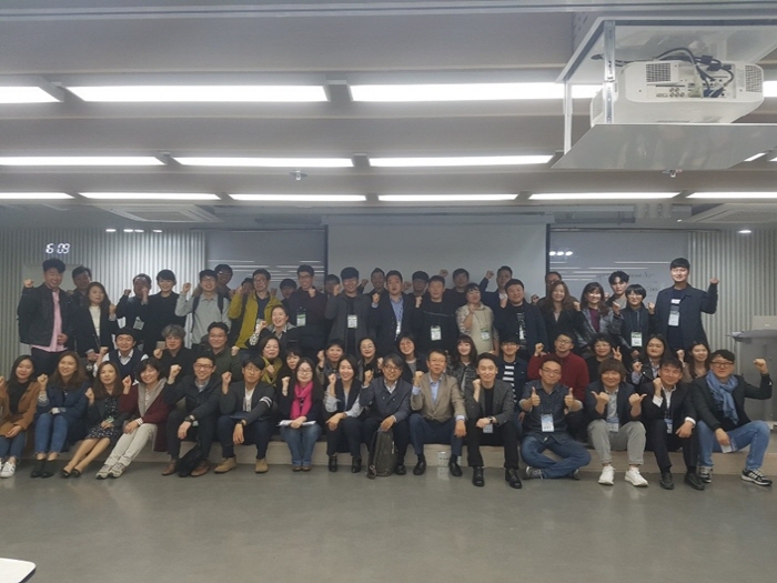 사진 2. 지난 13일 서울 광화문 CKL기업지원센터에서 개최된 ‘2018 게임리터러시 교사연구회 워크숍’ 참가자들이 포즈를 취하고 있다.