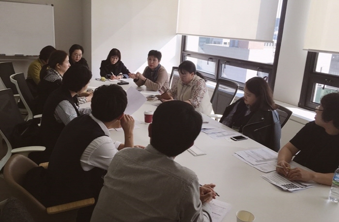 사진 3. 지난 13일 서울 광화문 CKL기업지원센터에서 개최된 ‘2018 게임리터러시 교사연구회 워크숍’ 참가자들이 멘토링을 진행하고 있다.