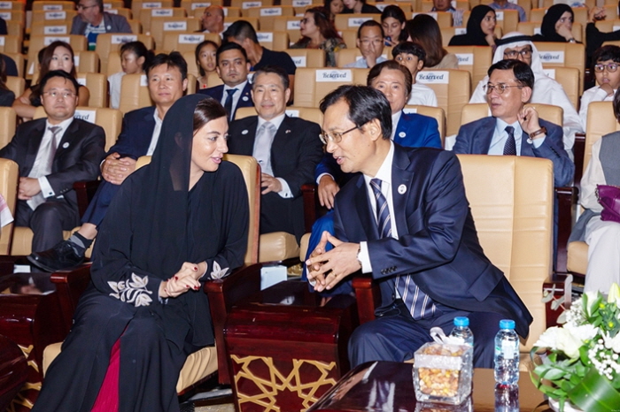 사진 1. 지난 17일 아랍에미리트(UAE) 수도 아부다비에서 열린 ‘코리아 페스티벌 2018’에 참석한 박강호 주아랍에미레이트 한국대사(우측)가 루바 알 하산(Ruba Al Hassan) 아랍에미리트 문화지식개발부 차관(좌측)과 공연 시작 전 환담을 나누고 있다.