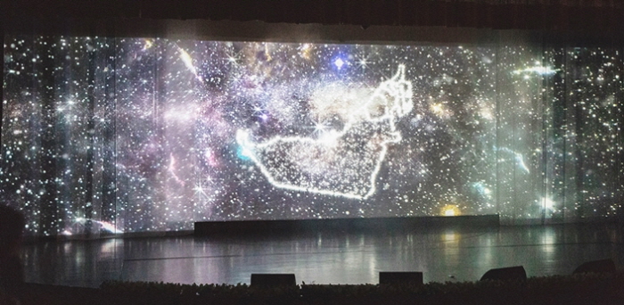 사진 2. 지난 17일 아랍에미리트(UAE) 수도 아부다비에서 열린 ‘코리아 페스티벌 2018’에서 아랍에미리트지도를 형상화한 프로젝션 맵핑 영상이 펼쳐지고 있다.