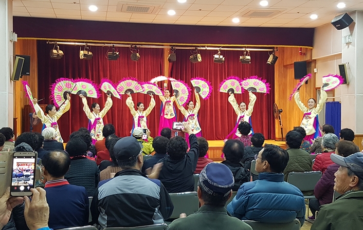 사진 2. 지난 8일 전남 나주 노인복지관에서 개최된 ‘2018 대상별 게임리터러시 교육’과 연계해 '신나는 예술여행' 공연이 진행되고 있다.