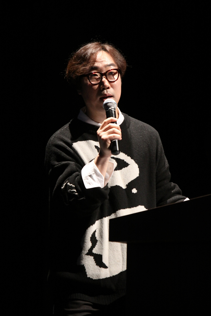 사진 1. 지난 6일 일본 도쿄에서 개최된 '2018 한일콘텐츠비즈니스 포럼'에서 <프로듀스> 시리즈의 안준영 PD가 강연하고 있다.