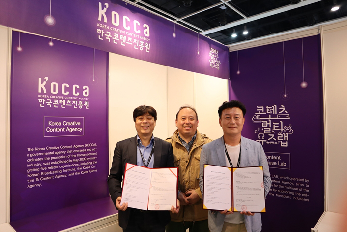 1. 지난 7~11일 홍콩컨벤션전시센터(HKCEC)에서 열린 ‘홍콩국제라이선싱쇼·홍콩완구및게임박람회·홍콩국제문구박람회·홍콩유아용품박람회 2019’의 한국공동관에 참가한 (주)스튜디오 매크로그래프가 WIDE VNK와 업무협약을 체결했다.(좌측부터 WIDE VNK 강신옥 대표이사, 한콘진 창업지원팀 이종훈 과장, (주)스튜디오 매크로그래프 최주용 실장)