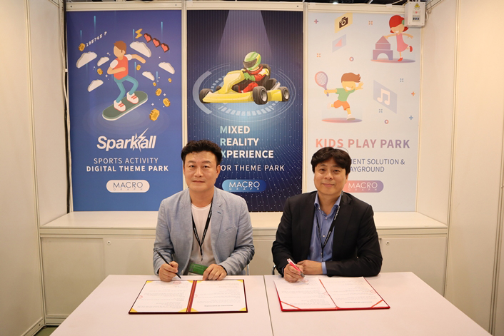 2. 지난 7~11일 홍콩컨벤션전시센터(HKCEC)에서 열린 ‘홍콩국제라이선싱쇼·홍콩완구및게임박람회·홍콩국제문구박람회·홍콩유아용품박람회 2019’의 한국공동관에 참가한 (주)스튜디오 매크로그래프가 WIDE VNK와 업무협약을 체결했다.(좌측부터 (주)스튜디오 매크로그래프 최주용 실장, WIDE VNK 강신옥 대표이사)