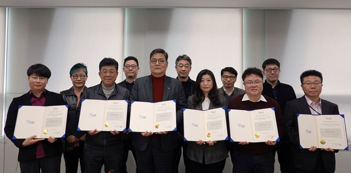 1. 한국콘텐츠진흥원은 11일(월) 전남 나주에 위치한 본원에서 인권경영 실천을 위한 갑질근절 선포식을 개최하고, 김영준 원장을 비롯한 고위직자들이 갑질근절 서약서에 서명했다.