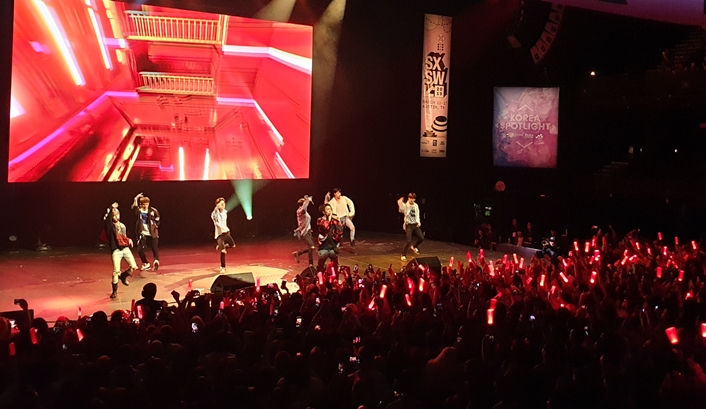 4. 지난 13일 미국 텍사스 주 오스틴 시에서 열린 ‘코리아 스포트라이트(Korea Spotlight) @SXSW 2019’에 '아이콘(iKON)'이 무대를 선보이고 있다.