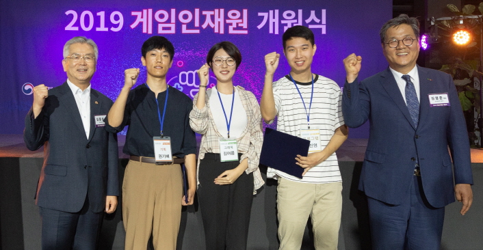 사진 4. 26일 서울 동대문구 홍릉 콘텐츠인재캠퍼스에서 열린‘게임인재원 개원식’이 끝난 후, 김용삼 문체부 차관, 김영진 콘진원장과 함께 대표 교육생들이 기념촬영을 하고 있다. (왼쪽부터 김용삼 차관, 게임기획학과 권기배 교육생, 게임아트학과 김여름 교육생, 게임프로그래밍학과 정진영 교육생, 김영진 콘진원장)