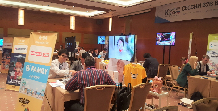 5. 지난 3~4일 러시아 모스크바 래디슨 콜렉션 호텔에 마련된 ‘2019 러시아 K-콘텐츠 엑스포’ 수출상담회에서 국내 콘텐츠사와 현지 바이어들의 비즈매칭 및 네트워킹이 진행되고 있다.