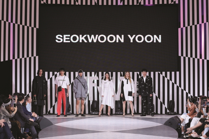 사진2. 지난 10월 22일 인도네시아에서 열린 ‘자카르타 패션위크 2020’의 한국특별세션에서 윤석운 디자이너의 작품을 선보이고 있다.