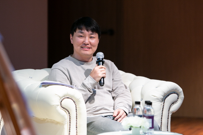 사진4. 지난 5일 광화문 CKL기업지원센터에서 열린 <2019 역발상 토크콘서트>에서 김동휘 PD가 예비 창작자들에게 이야기를 전하고 있다.