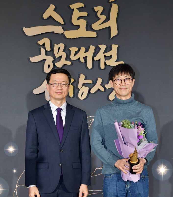 사진4. 11일 서울 강남구 코엑스에서 개최한 ‘2019 대한민국스토리공모대전 시상식’에서 최우수상을 수상한 유숭열 작가가 포즈를 취하고 있다. (왼쪽부터 문체부 콘텐츠정책국 김현환 국장, 유숭열 작가)