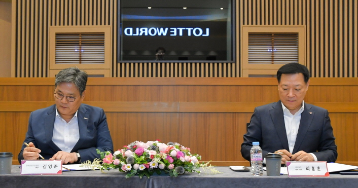 사진 2. 26일(금) 진행된 ‘테마파크 수요맞춤형 콘텐츠 공동 기획·발굴 및 중소콘텐츠기업 지원’ 업무협약식에서 콘진원 김영준 원장(왼쪽)과 롯데월드 최홍훈 대표(오른쪽)가 업무협약서에 서명하고 있다.