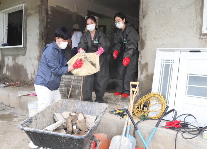 사진 2. 13일(목) 콘진원 임직원들이 나주시 다시면 산두노인회관을 방문하여 집중호우로 피해를 입은 수해지역 복구를 위해 현장에서 폐기물들을 치우고 있다.
