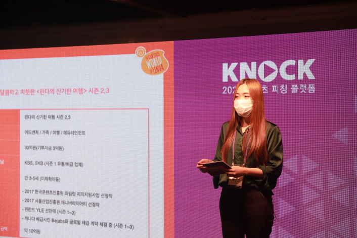 사진 1. 21(금) 개최된 ‘2020 콘텐츠 피칭플랫폼 KNock’에서 탁툰엔터프라이즈 배소연 PM이 온라인 피칭에 참여해 발표하고 있다. 사진 1. 21(금) 개최된 ‘2020 콘텐츠 피칭플랫폼 KNock’에서 탁툰엔터프라이즈 배소연 PM이 온라인 피칭에 참여해 발표하고 있다.
