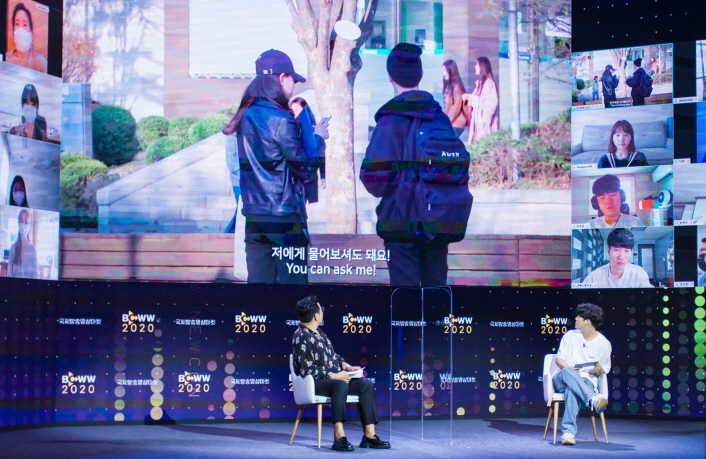 BCWW 2020 주요 사진 사진 4. 크리에이터 제이키아웃이 BCWW 토크콘서트에 참여하여 MC딩동과 함께 이야기를 나누고 있다.
