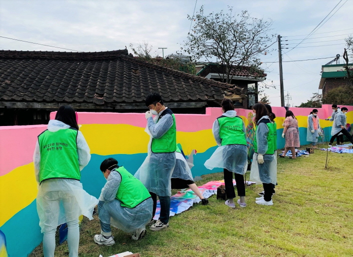 붙임. 벽화그리기 사회공헌 현장사진(1)~(3) 사진 1. 14(수) 콘진원 임직원들이 나주시에 위치한 아동양육시설 금성원 내 산책로 유휴 벽면에 '함께 그리는 산책길'을 주제로 벽화그리기 사회공헌 활동을 진행하고 있다.