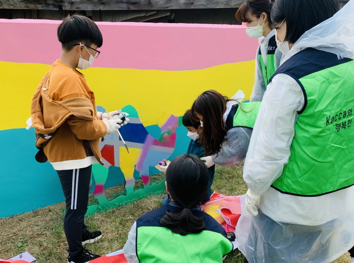붙임. 벽화그리기 사회공헌 현장사진(1)~(3) 사진 2. 14(수) 콘진원 임직원들이 나주시에 위치한 아동양육시설 금성원 내 산책로 유휴 벽면에 '함께 그리는 산책길'을 주제로 아동들과 함께 벽화그리기 작업을 진행하고 있다.