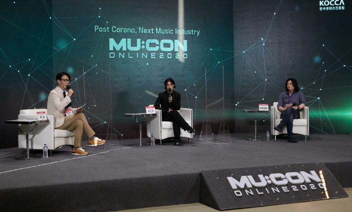 붙임2. 지난 9월 개최된 <뮤콘 온라인 2020>에서 프로듀서 윤상의 진행으로, 황소윤과 해리빅버튼 이성수가 뮤콘 콜라보 제작기를 이야기 하고 있다.