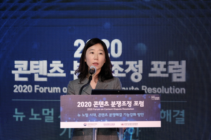 붙임. 2020 콘텐츠 분쟁조정 포럼 현장사진(1)~(3) 사진3. 6일(금) '2020 콘텐츠 분쟁조정 포럼'에서 비대면 환경에서의 저작권 쟁점을 주제로 법무법인 이안의 양영화 변호사가 발표하고 있다.