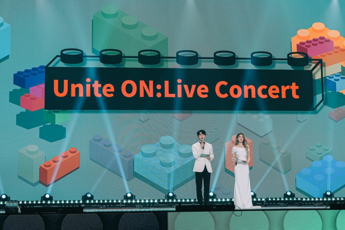 붙임. 온:한류 축제 온라인 콘서트 사진(1)~(4) 붙임3. 23일 온:한류축제 K팝 공연 ‘Unite ON: Live Concert'에서 전소미와 최보민이 MC를 맡았다.