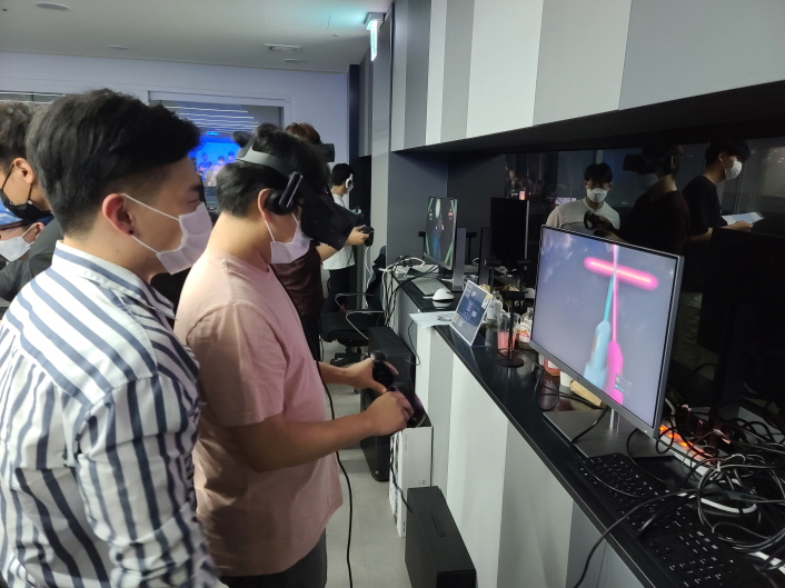 사진 1. 한국콘텐츠진흥원에서 운영하는 게임인재원에서 교육생들이 미니 프로젝트에 참여하고 있다.