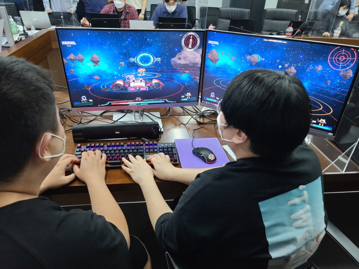 사진 2. 한국콘텐츠진흥원에서 운영하는 게임인재원에서 교육생들이 미니 프로젝트를 진행하고 있다.