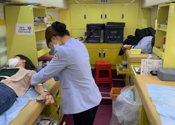 사진 2. 4일(목) 한국콘텐츠진흥원 임직원들이 '생명나눔, 사랑의 헌혈운동'에 자발적으로 참여해 헌혈을 진행하고 있다.