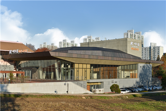 올림픽공원(서울시 송파구)에 위치한 ‘K-아트홀’ 전경 사진