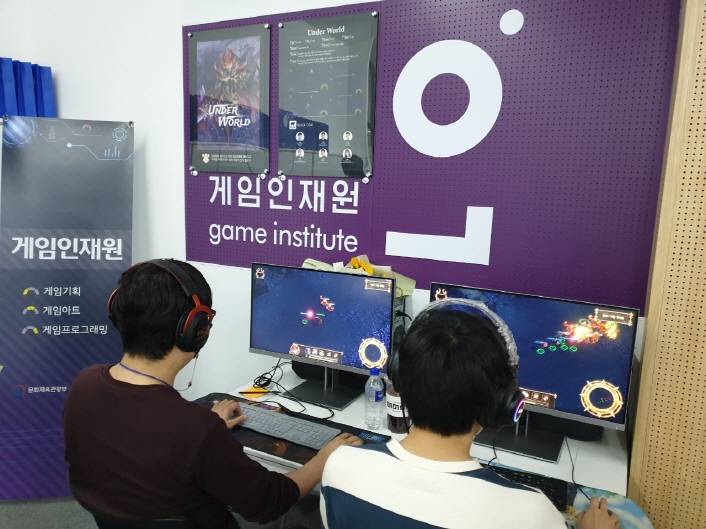 사진 1. 콘진원은 대한민국 게임산업의 미래를 이끌 인재를 양성하고자 게임인재원을 운영하고 있으며, 5일(월)부터 9일(금)까지 졸업생들의 노력과 성과를 확인할 수 있는 게임인재원 1기 졸업전시회를 진행한다.