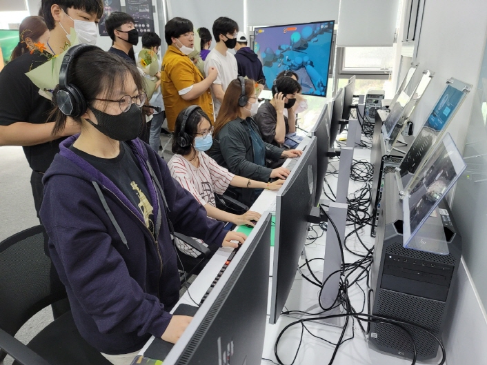 사진 2. 콘진원은 대한민국 게임산업의 미래를 이끌 인재를 양성하고자 게임인재원을 운영하고 있으며, 5일(월) 게임인재원 1기 졸업전시회에서 참석자들이 졸업생들이 개발한 게임을 시연하고 있다.