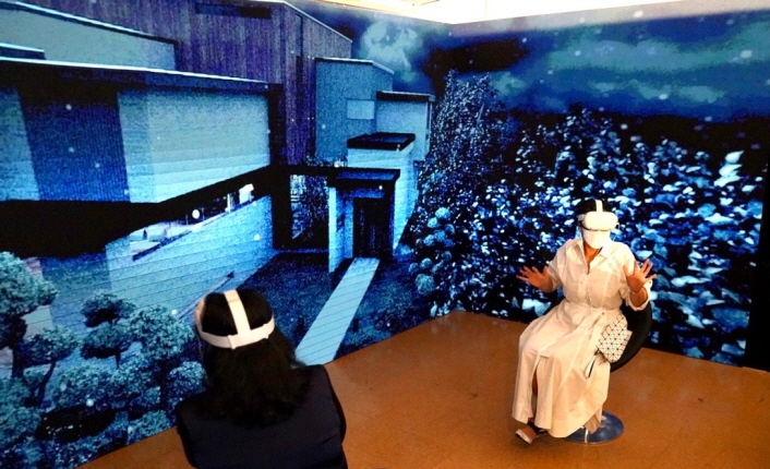사진 4. 7월 6일(현지시간) 파리 유네스코 본사에서 개최된 <한국 : 입체적 상상(Korea : Cubically Imagined)> 전시에서 기생충 VR을 체험하는 하이파 알 무 즈렌(Haifa Al Mogrin) 주 유네스코 사우디아라비아 대사