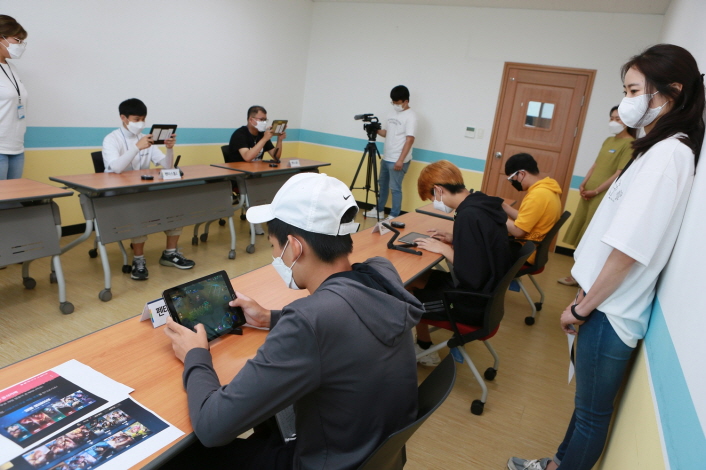 사진 2. ‘2021 전국 장애학생 e페스티벌’ 지역예선대회에 참가한 학생들이 <펜타스톰> 종목에 참가해 예선 경기를 치르고 있다. ‘2021 전국 장애학생 e페스티벌’은 9월 7일부터 8일까지 온라인 개최된다. | 붙임 2. 2021 전국 장애학생 e스포츠대회 예선전 현장사진