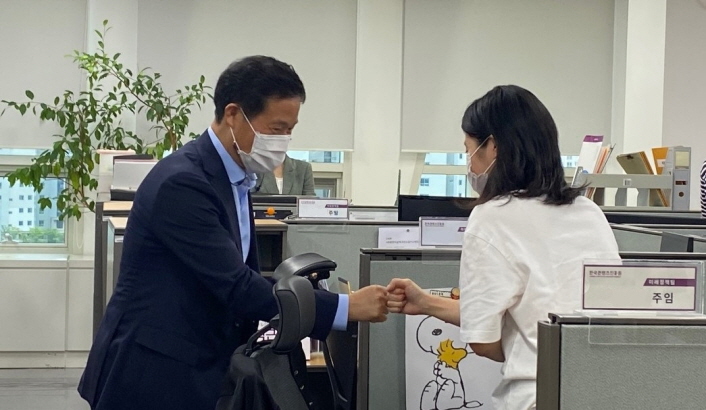 사진 1. 한국콘텐츠진흥원 조현래 신임 원장이 직원들과 첫 인사를 나누며 본격 업무를 시작하고 있다. | 붙임 1. 조현래 신임 원장 취임 인사 사진(1)~(3)