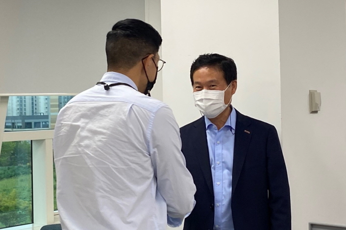 사진 2. 한국콘텐츠진흥원 조현래 신임 원장이 직원들과 첫 인사를 나누며 본격 업무를 시작하고 있다. | 붙임 1. 조현래 신임 원장 취임 인사 사진(1)~(3)
