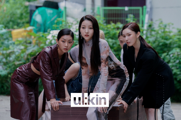 사진 2. ‘컨셉코리아 뉴욕 S/S 2022’를 통해 공개되는 이성동 디자이너의 ‘얼킨(UL:KIN)’ 패션필름 스틸컷. | 콘진원은 뉴욕패션위크 공식 프로그램으로 '컨셉코리아 뉴욕 S/S 2022'를 9일(현지시각) 온라인 개최하며, 이번 S/S 시즌에 총 3개 브랜드의 디지털 패션쇼 개최 및 현지 홍보·비즈니스 등을 지원한다. | 붙임 1. 컨셉코리아 뉴욕 2022 S/S 패션필름 스틸컷 (1)~(3)