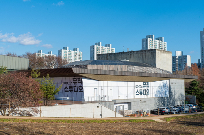 사진 2. 문화체육관광부와 한국콘텐츠진흥원이 코로나19 장기화로 침체된 공연 산업을 되살리고, 양질의 공연 콘텐츠 제작 지원을 위해 한국형 뉴딜 사업의 일환으로 조성한 온라인 공연 전문 스튜디오 ‘KOCCA 뮤직 스튜디오’ 외관 전경. | 붙임. KOCCA 뮤직 스튜디오 사진 (1)~(4)