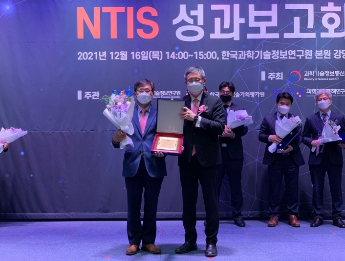 붙임 1. 지난 16일 한국과학기술정보연구원에서 진행된 <2021 NTIS 성과보고회>에서 한국콘텐츠진흥원은 누적 3회 수상을 달성한 우수기관으로 선정돼 ‘데이터품질 우수기관 인증패’를 수여받았다. (사진 좌측 콘진원 부설 문화체육관광기술진흥센터 조기영 센터장) | 붙임 1. 2021년 NTIS 데이터품질 우수기관 인증패 수여사진