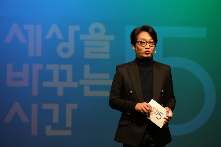  붙임 1. 콘진원-세바시 ‘2021 우수 실감콘텐츠 특집 강연’ 중인 ㈜디자인실버피쉬 홍경태 대표 | 붙임. 콘진원-세바시 ‘2021 우수 실감콘텐츠 강연’ 사진 (1)~(2)